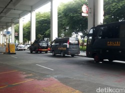 Jelang Kedatangan Apin BK, Mobil Tahanan Disiagakan di Bandara Kualanamu