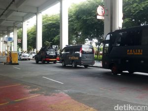 Jelang Kedatangan Apin BK, Mobil Tahanan Disiagakan di Bandara Kualanamu Jelang Kedatangan Apin BK, Mobil Tahanan Disiagakan di Bandara Kualanamu