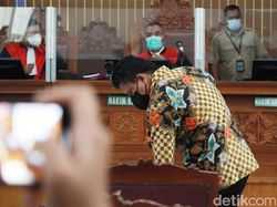 Momen Ferdy Sambo Berkali-kali Hela Napas Saat Dengarkan Dakwaan JPU