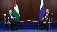 Momen Hangat Pertemuan Putin dan Presiden Palestina