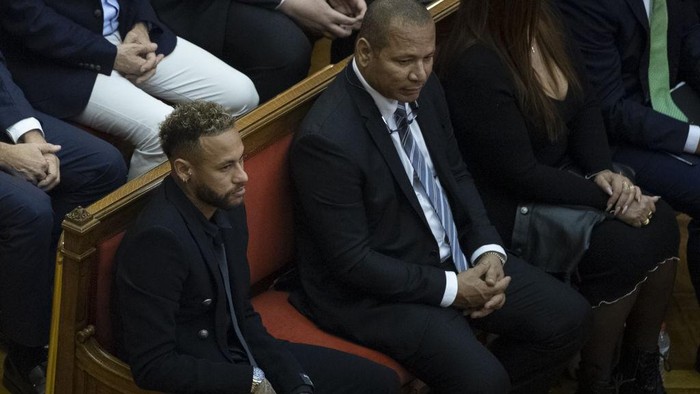 BARCELONA, SPAIN - OCTOBER 17:  Paris Saint-Germains Brazilian forward Neymar (Front) attends the opening audience with his father Brazilian former footballer Neymar Senior (C), former Barcelonas president Sandro Rosell (L) and former Barcelonas president Josep Maria Bartomeu (2nd-L) at the courthouse in Barcelona on October 17, 2022, on the first day of their trial. - (Photo by Adria Puig/Anadolu Agency via Getty Images)