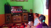 Momen Ayah dan Ibunda Brigadir J Saksikan Sidang Ferdy Sambo dari TV