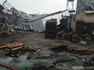 Kebakaran Pabrik Kayu di Kota Pasuruan Padam Setelah 8 Jam Kebakaran Pabrik Kayu di Kota Pasuruan Padam Setelah 8 Jam