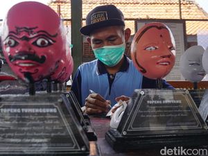 Mereka Menjaga Asa Lewat Kerajinan Topeng Khas Indramayu Mereka Menjaga Asa Lewat Kerajinan Topeng Khas Indramayu