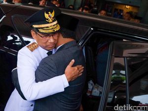 Momen Anies Baswedan-Heru Budi Berpelukan Usai Pelantikan Pj Gubernur DKI