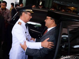 Peluk Hangat Heru-Anies Usai Sertijab