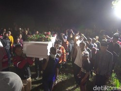 Duka Menyelimuti Pemakaman Pemotor yang Tewas Terseret Arus di Subang