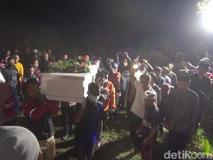 Duka Menyelimuti Pemakaman Pemotor yang Tewas Terseret Arus di Subang Duka Menyelimuti Pemakaman Pemotor yang Tewas Terseret Arus di Subang