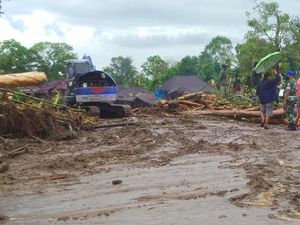 Jembrana Bali Banjir Bandang, Lalu Lintas Lumpuh