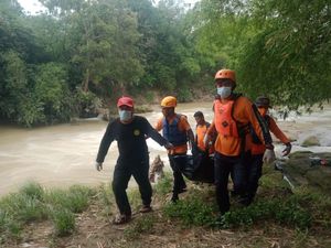 Pemotor Wanita Terseret Arus Sungai di Subang Ditemukan Tewas Pemotor Wanita Terseret Arus Sungai di Subang Ditemukan Tewas