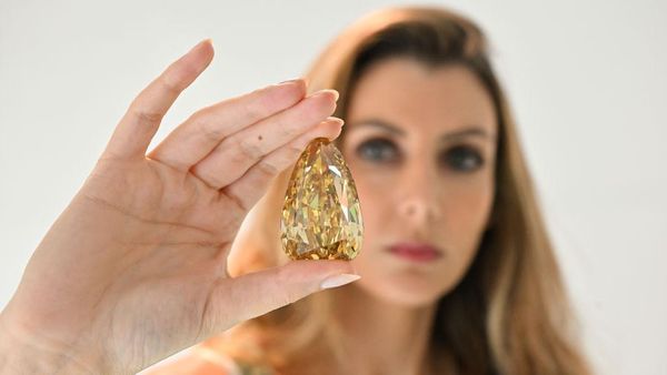 Penampakan Berlian Kuning 300 Karat, Dibanderol Rp 231 Miliar