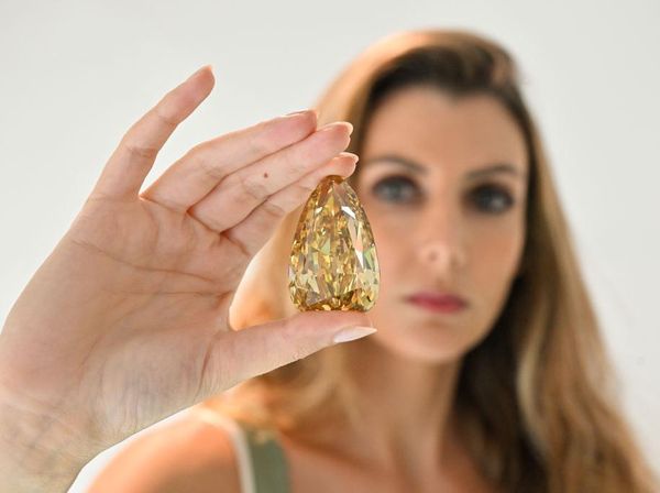 Penampakan Berlian Kuning 300 Karat, Dibanderol Rp 231 Miliar