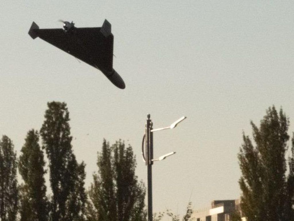 Momen Polisi Ukraina Coba Tembak Jatuh Drone Kamikaze di Kiev
