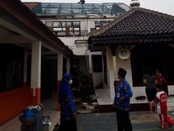 Atap SDN Pancoranmas 3 Depok Mulai Diperbaiki, Meterial Dibongkar