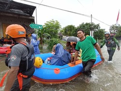 8 Perahu Karet Diterjunkan Evakuasi Korban Banjir Bandang di Blitar