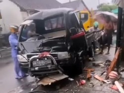 Hilang Kendali, Pikap Seruduk Warung Sembako di Badung