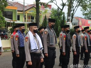 Polisi Garut Berpakaian ala Santri Selama 7 Hari
