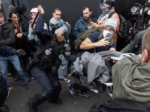 Potret Paris Diguncang Protes Biaya Hidup Mahal Potret Paris Diguncang Protes Biaya Hidup Mahal