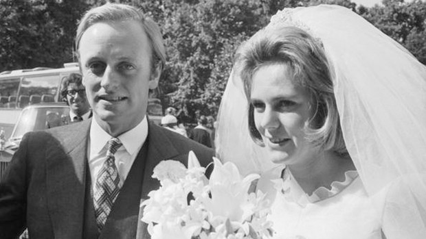 Foto pernikahan Andrew Parker Bowles dan Camilla.