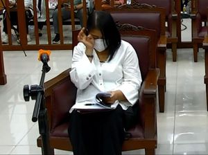 Gestur Putri Candrawathi Disoroti di Sela Sidang: Bercanda-Sentuh Pengacara Gestur Putri Candrawathi Disoroti di Sela Sidang: Bercanda-Sentuh Pengacara