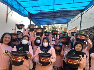 Relawan Mak Ganjar Bagikan 340 Bibit Pohon Cabai ke Emak-emak di Grogol