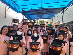 Relawan Mak Ganjar Bagikan 340 Bibit Pohon Cabai ke Emak-emak di Grogol