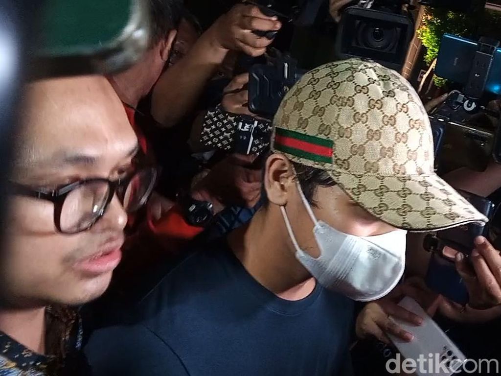 Datangi Wajib Lapor, Rizky Billar Hindari Wartawan: Saya Takut Disorot Datangi Wajib Lapor, Rizky Billar Hindari Wartawan: Saya Takut Disorot