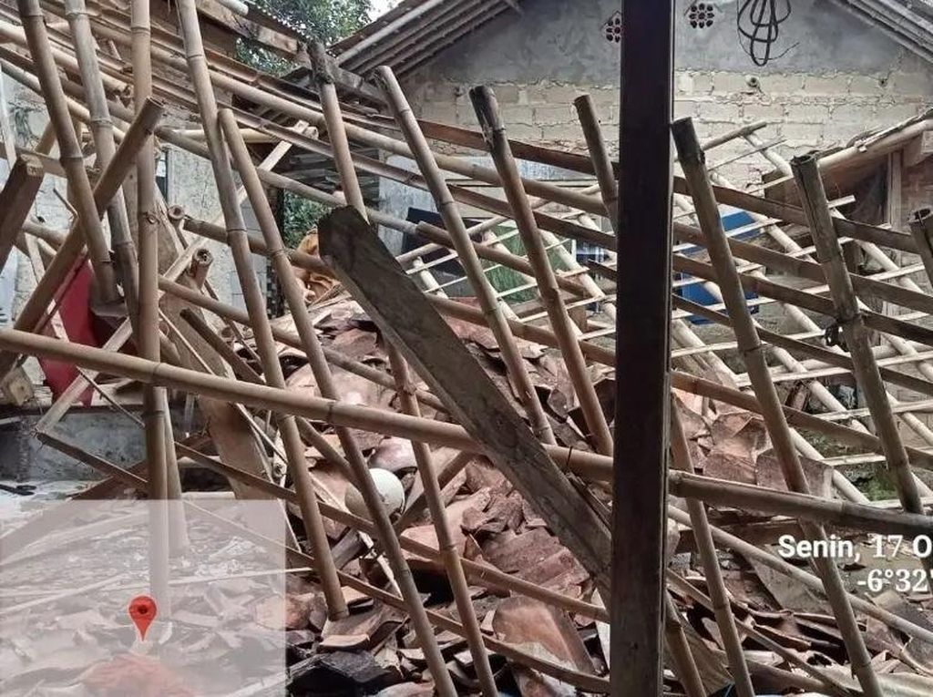 Rumah di Bogor Rusak Diterjang Hujan, Warga Pilih Tetap Bertahan