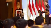 Saat Jokowi Kasih Wejangan ke TKI yang Mau Berangkat ke Korsel