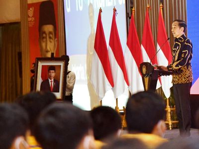 Saat Jokowi Kasih Wejangan ke TKI yang Mau Berangkat ke Korsel
