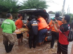 Satu Lansia Korban Banjir Banyuwangi Alami Hipotermia Dibawa ke Puskesmas