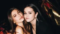 7 Momen Selena Gomez & Hailey Bieber Hadir di Acara yang Sama, Pamer Keakraban