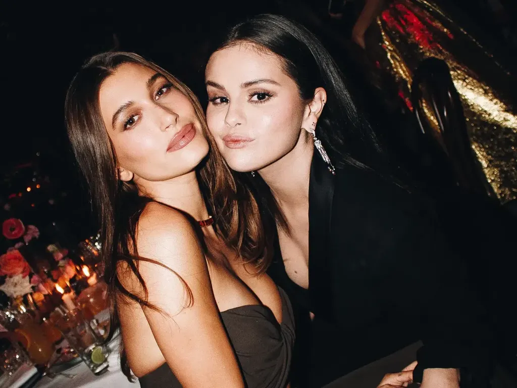Isyarat Perdamaian Antara Hailey Bieber dan Selena Gomez Isyarat Perdamaian Antara Hailey Bieber dan Selena Gomez