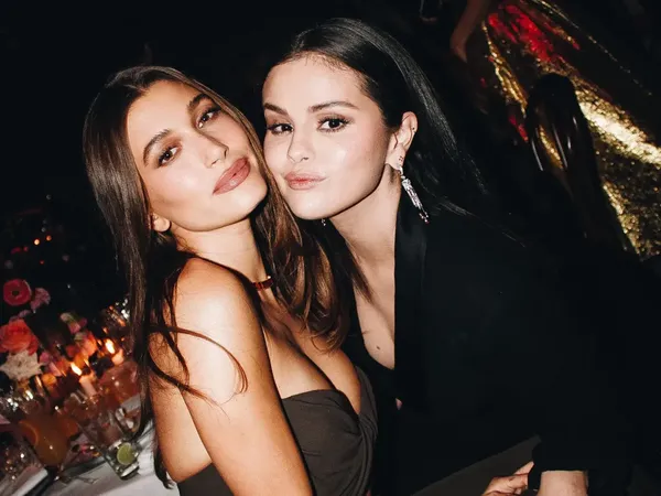 7 Momen Selena Gomez & Hailey Bieber Hadir di Acara yang Sama, Pamer Keakraban