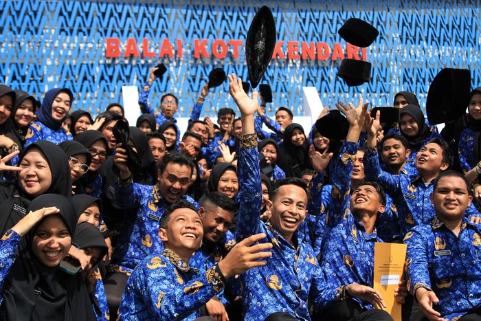 Senangnya Orang-orang Ini Diangkat Jadi PNS Sejumlah pegawai melempar peci usai disumpah menjadi PNS di Pemerintah Kota Kendari, Kendari, Sulawesi Tenggara, Senin (17/10/2022). Sebanyak 93 calon pegawai negeri sipil (CPNS) di lingkungan Pemerintah Kota Kendari diangkat dan diambil sumpah menjadi PNS. ANTARA FOTO/Jojon/aww.