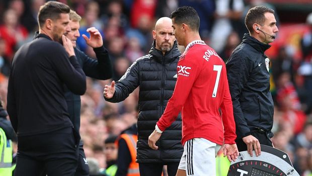 Soccer Football - Premier League - Manchester United v Newcastle United - Old Trafford, Manchester, Britain - October 16, 2022 Manchester United's Cristiano Ronaldo with manager Erik ten Hag after he was substituted REUTERS/David Klein EDITORIAL USE ONLY. No use with unauthorized audio, video, data, fixture lists, club/league logos or 'live' services. Online in-match use limited to 75 images, no video emulation. No use in betting, games or single club /league/player publications.  Please contact your account representative for further details.