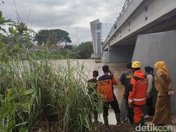 Debit Sungai Brantas Semakin Tinggi, Jembatan Lama Kota Kediri Ditutup