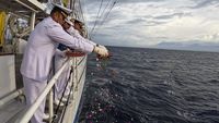 Tabur Bunga untuk Mengenang KRI Nanggala-402 di Laut Bali