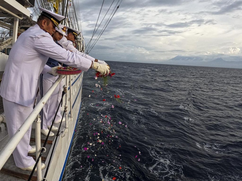 Tabur Bunga untuk Mengenang KRI Nanggala-402 di Laut Bali