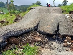 Tanah Gerak di Banjarnegara, Jalan Desa Putus-Lahan Kentang Rusak