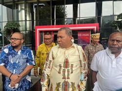 Pengacara Lukas Enembe Klaim Firli Bahuri Akan Ikut Tim Kesehatan ke Papua