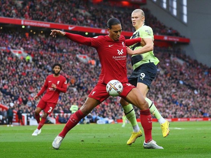 LIVERPOOL, ENGLAND - OCTOBER 16: Virgil van Dijk of Liverpool holds off Erling Haaland of Manchester City during the Premier League match between Liverpool FC and Manchester City at Anfield on October 16, 2022 in Liverpool, England. (Photo by Laurence Griffiths/Getty Images)