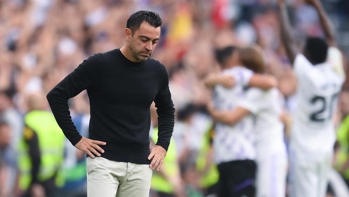 MADRID, SPAIN - OCTOBER 16: Head coach Xavi Hernandez of FC Barcelona looks on dejected during the LaLiga Santander match between Real Madrid CF and FC Barcelona at Estadio Santiago Bernabeu on October 16, 2022 in Madrid, Spain. (Photo by David Ramos/Getty Images)