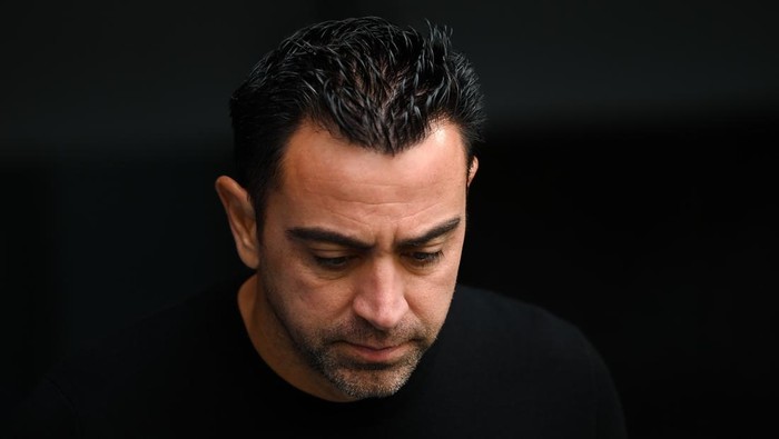 MADRID, SPAIN - OCTOBER 16: Head coach Xavi Hernandez of FC Barcelona looks down prior to the LaLiga Santander match between Real Madrid CF and FC Barcelona at Estadio Santiago Bernabeu on October 16, 2022 in Madrid, Spain. (Photo by David Ramos/Getty Images)
