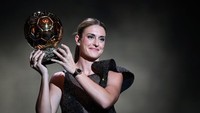 Alexia Putellas yang bermain untuk Barcelona memenangkan Ballon dOr di kategori wanita. Dia mengungguli Beth Mead (Inggris/Arsenal) dan Sam kerr (Australia/Chelsea). Franck Fife/AFP/Getty Images