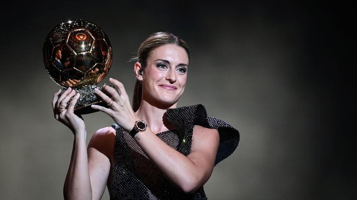 FC Barcelona's Spanish midfielder Alexia Putellas receives her second Woman Ballon d'Or award during the 2022 Ballon d'Or France Football award ceremony at the Theatre du Chatelet in Paris on October 17, 2022. (Photo by FRANCK FIFE / AFP) (Photo by FRANCK FIFE/AFP via Getty Images)