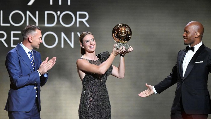 Alexia Putellas Kembali Sabet Ballon d'Or Wanita PARIS, FRANCE - OCTOBER 17: Alexia Putellas (C) receives her second Woman Ballon d'Or award from Andriy Shevchenko (L), next to Didier Drogba (R), during the Ballon D'Or ceremony at Theatre Du Chatelet In Paris on October 17, 2022 in Paris, France. (Photo by Aurelien Meunier/Getty Images)