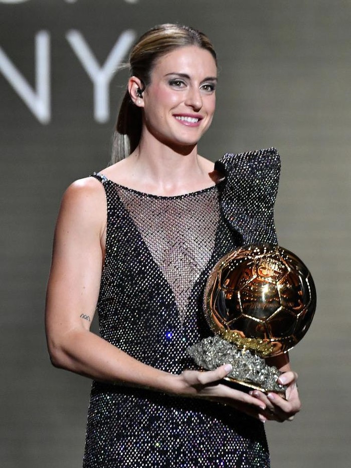 Alexia Putellas Kembali Sabet Ballon d'Or Wanita PARIS, FRANCE - OCTOBER 17: Alexia Putellas receives her second Woman Ballon d'Or award during the Ballon D'Or ceremony at Theatre Du Chatelet In Paris on October 17, 2022 in Paris, France. (Photo by Aurelien Meunier/Getty Images)