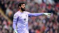 Alisson terbaru memberi assist kepada Mohamed Salah saat Liverpool bungkam Manchester City 1-0 akhir pekan lalu. Itu menambah jumlah assisy-nya jadi tiga sepanjang kariernya di Liga Inggris (145 pertandingan) (Getty Images)