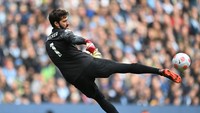 Dilansir dari Squawka, Alisson jadi kiper kedua Liga Inggris yang suka beri asssit. Di tempat pertama, ada Paul Robinson dengan lima assist! (Getty Images)